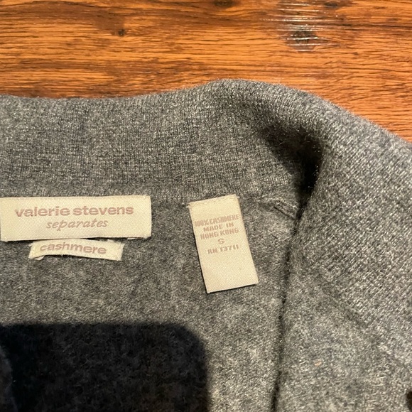 Valerie Steven’s Soft Grey 100% Cashmere Button-Up Cardigan - Picture 3 of 6